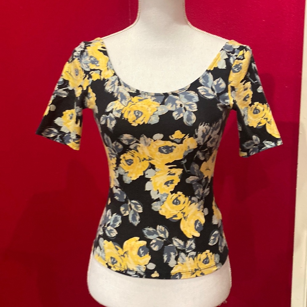 Beautiful flowers fitted blouse